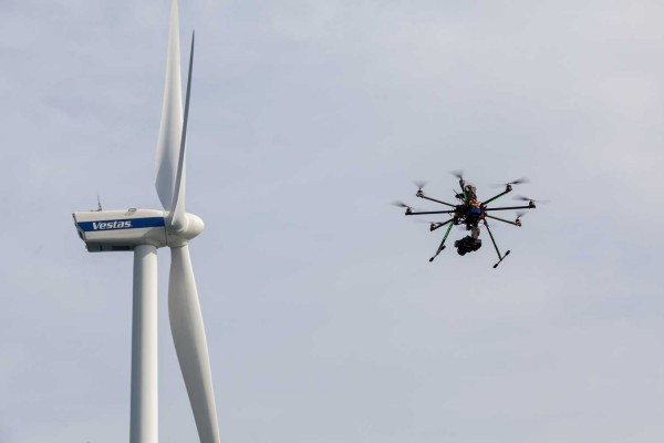 UAV-wind-turbines-inspection-600x400